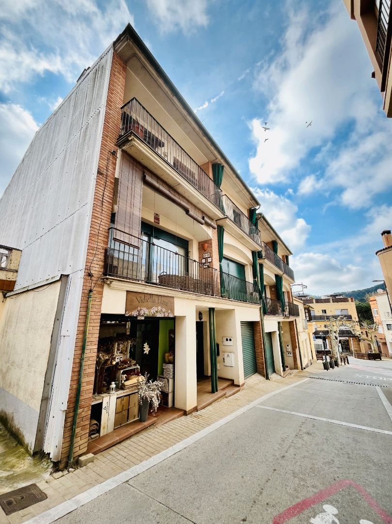 Exterior view of Single-family semi-detached for sale in Sant Iscle de Vallalta  with Heating, Terrace and Balcony