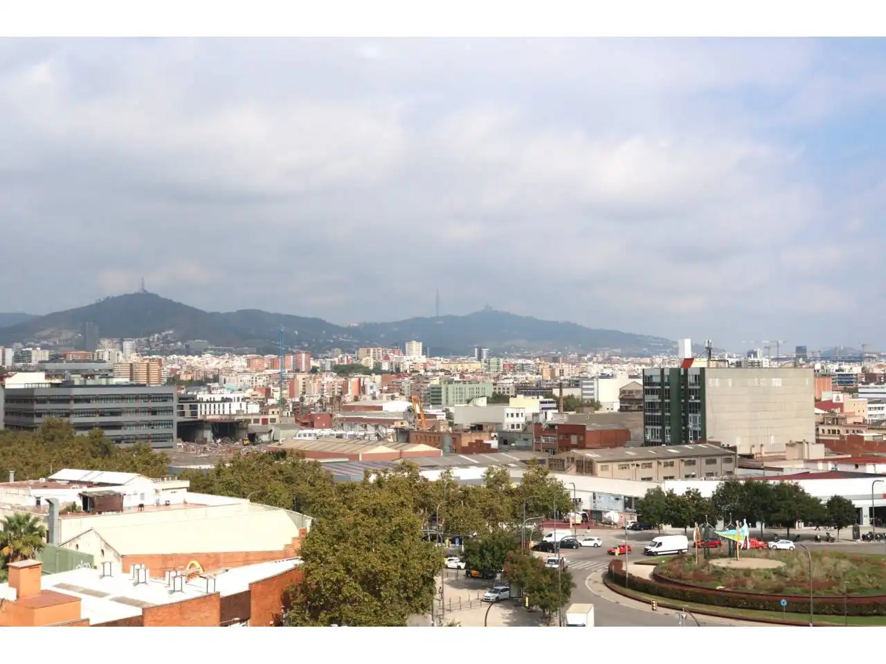 Vista exterior de Pis en venda en L'Hospitalet de Llobregat amb Alarma