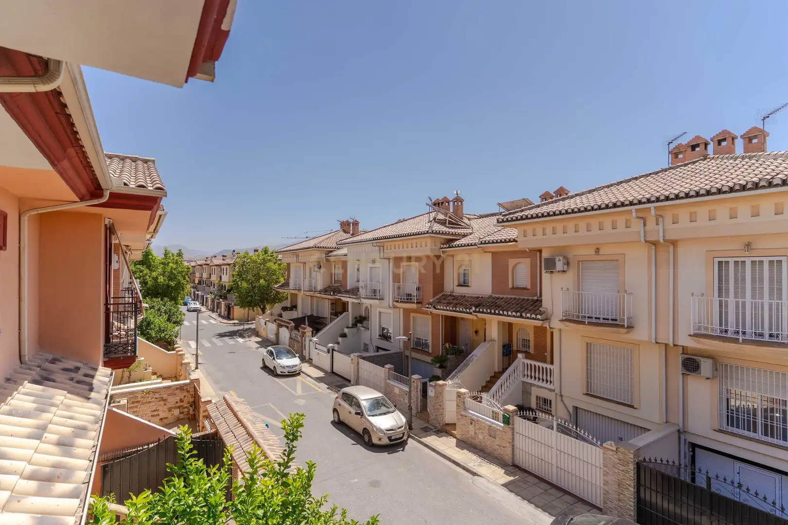 Vista exterior de Casa o xalet en venda en Churriana de la Vega amb Aire condicionat, Traster i Piscina