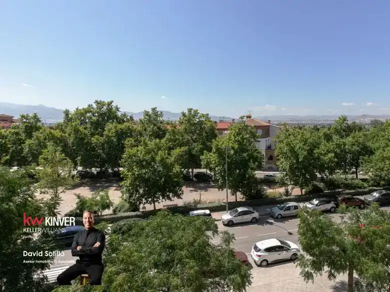 Vista exterior de Pis en venda en  Granada Capital amb Aire condicionat i Piscina