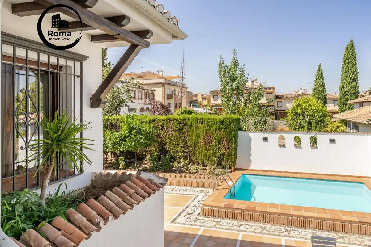 Vista exterior de Casa o xalet en venda en La Zubia amb Aire condicionat, Calefacció i Piscina