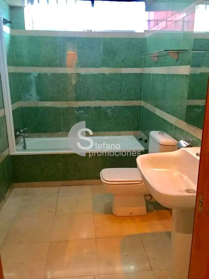 Baño de Casa adosada de alquiler en Málaga con Aire acondicionado, Jardín privado y Terraza