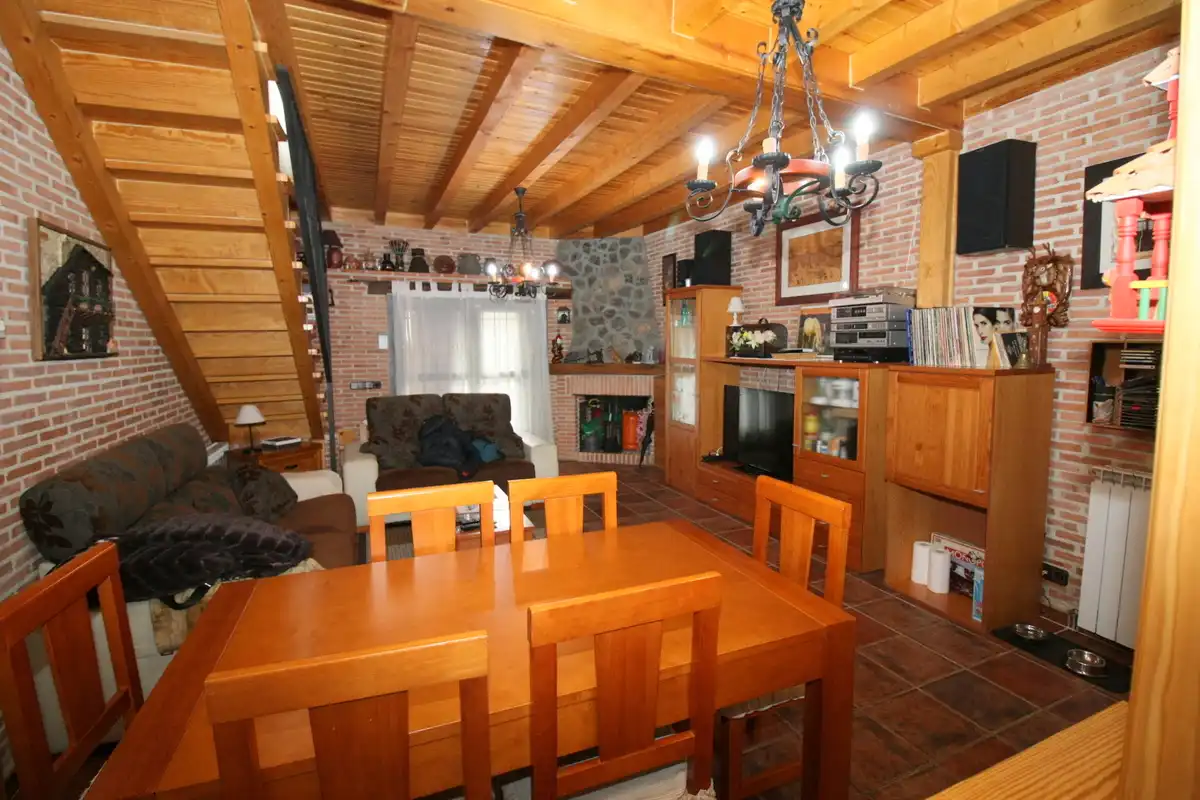 Sala de estar de Casa o chalet en venta en Arenas de San Pedro con Calefacción, Parquet y Amueblado
