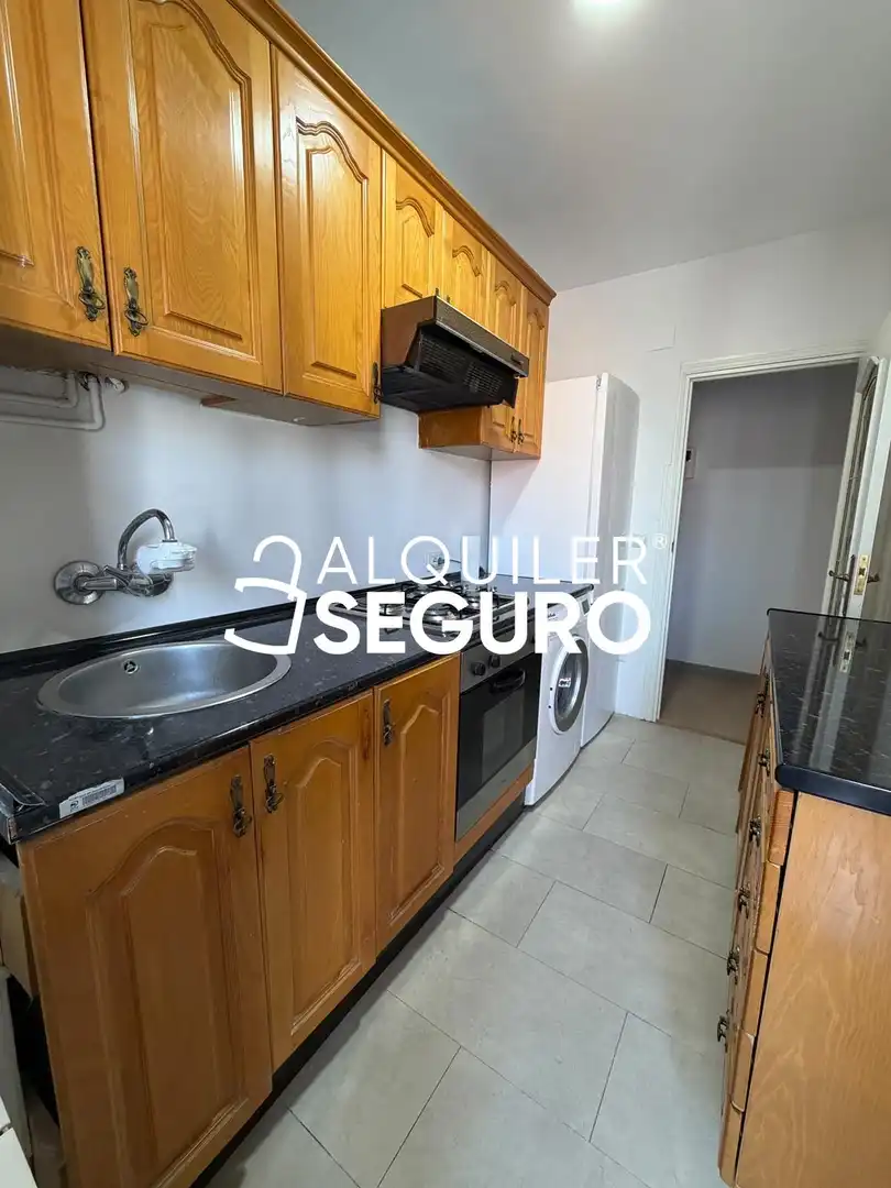 Cuina de Pis de lloguer en Madrid amb Calefacció i Terrassa