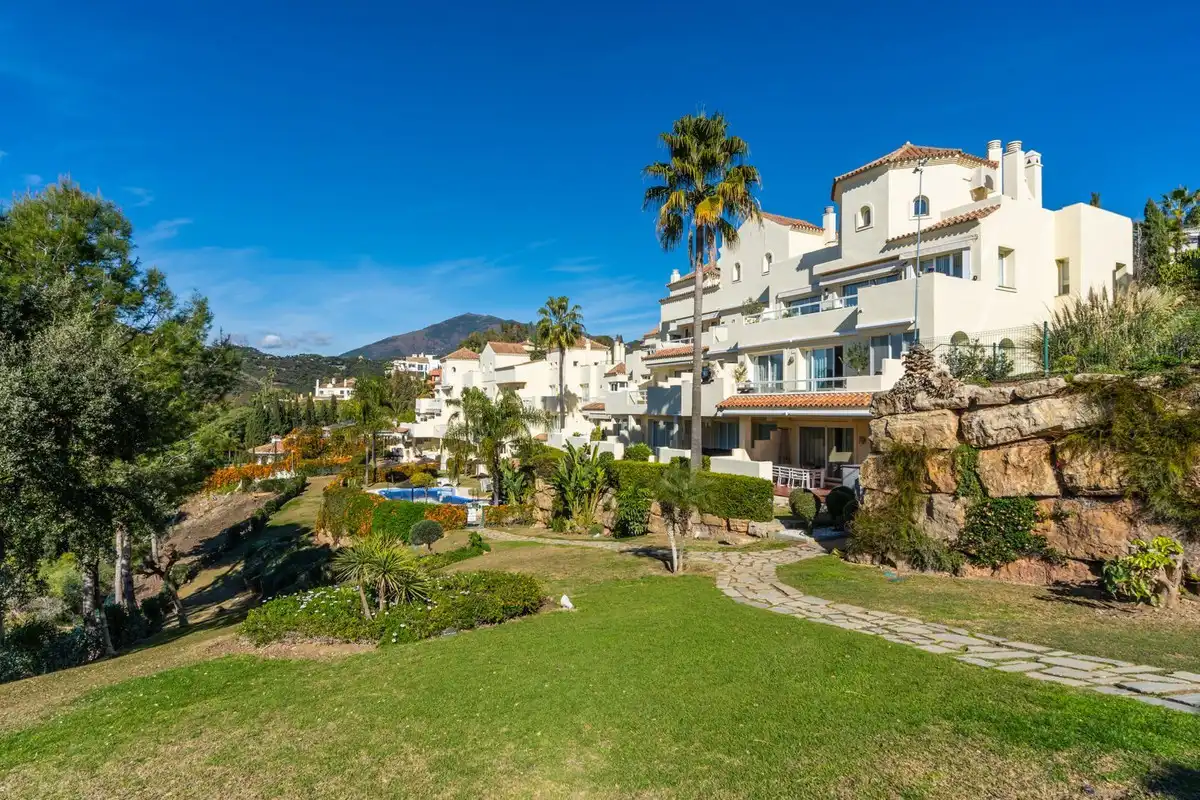 Außenansicht von Wohnungen zum Verkauf in Benahavís mit Klimaanlage, Privatgarten und Terrasse