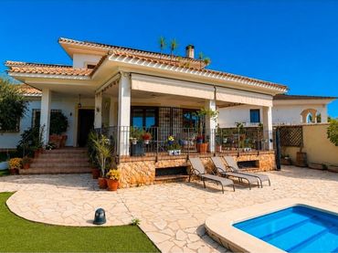 Chalet con piscina en venta en POETA ZORRILLA-CMOR 1
