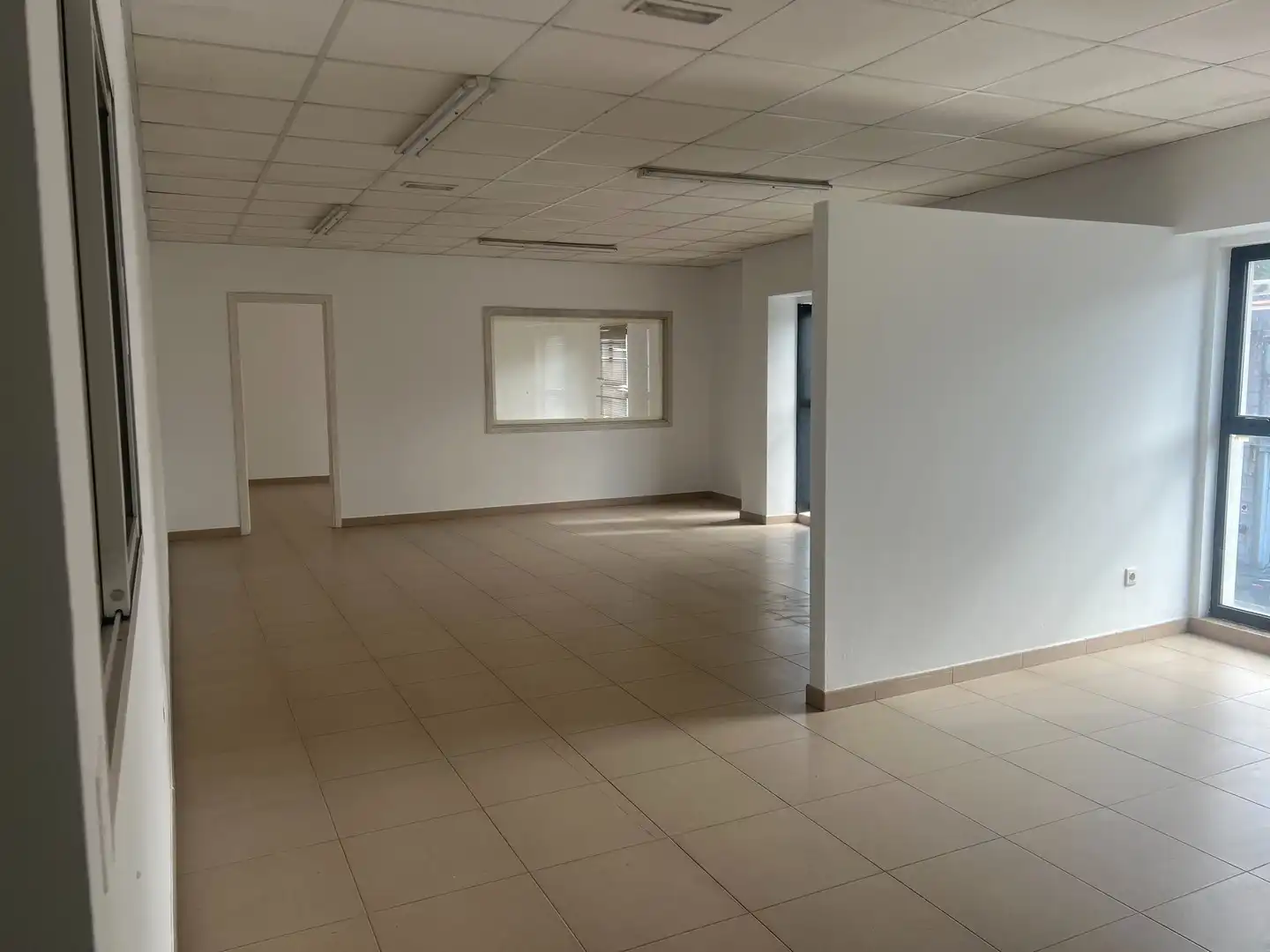Nau industrial de lloguer en Ames amb Alarma