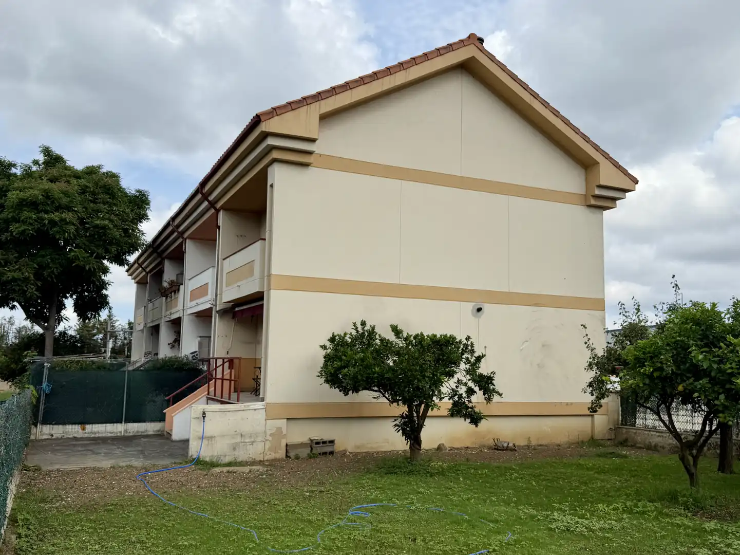 Außenansicht von Einfamilien-Reihenhaus zum Verkauf in Camargo mit Heizung, Privatgarten und Terrasse