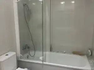 Badezimmer von Dachboden zum Verkauf in Figueres mit Klimaanlage, Heizung und Terrasse