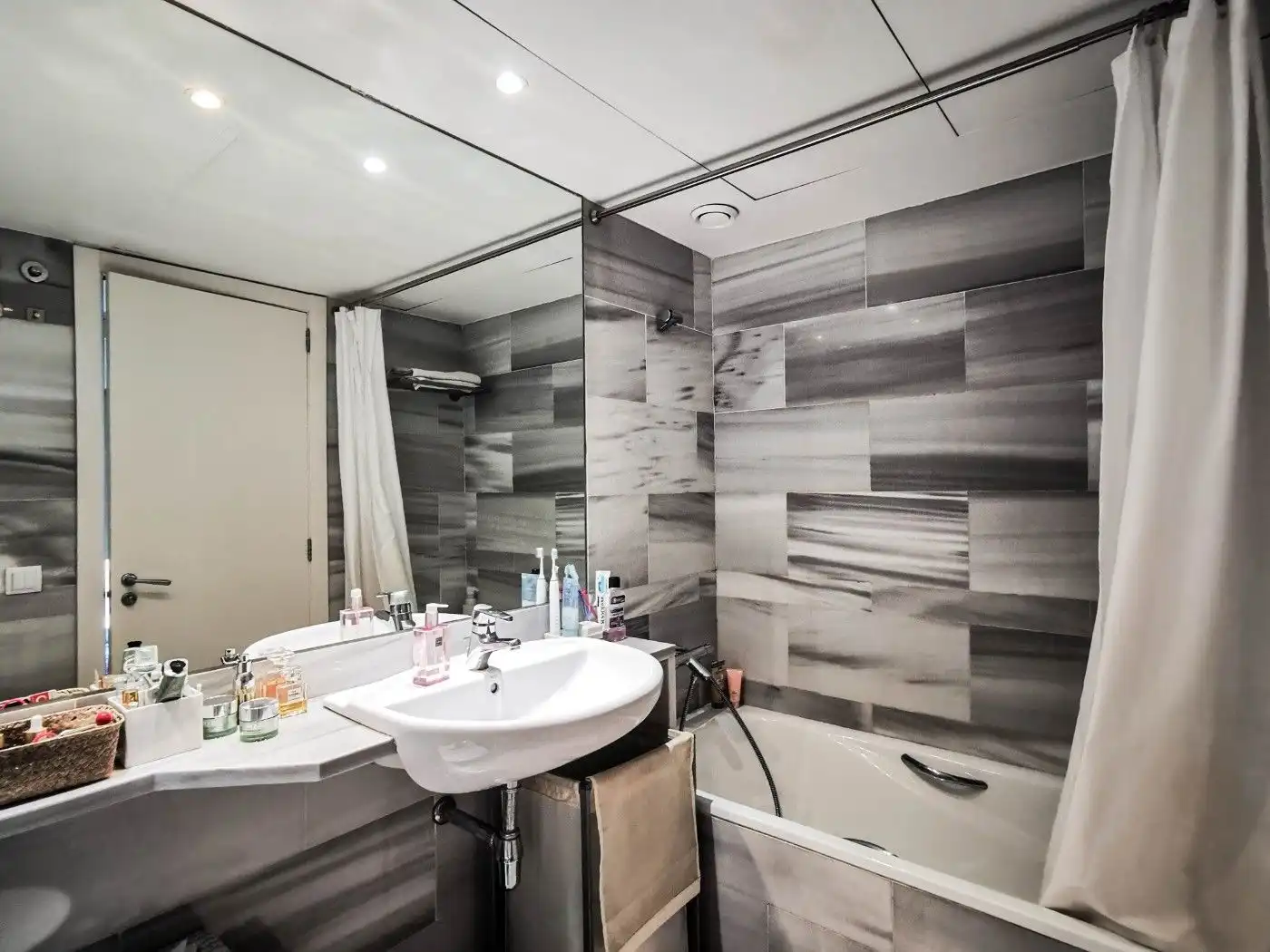 Badezimmer von Wohnungen zur Miete in Barcelona mit Klimaanlage, Heizung und Parkett