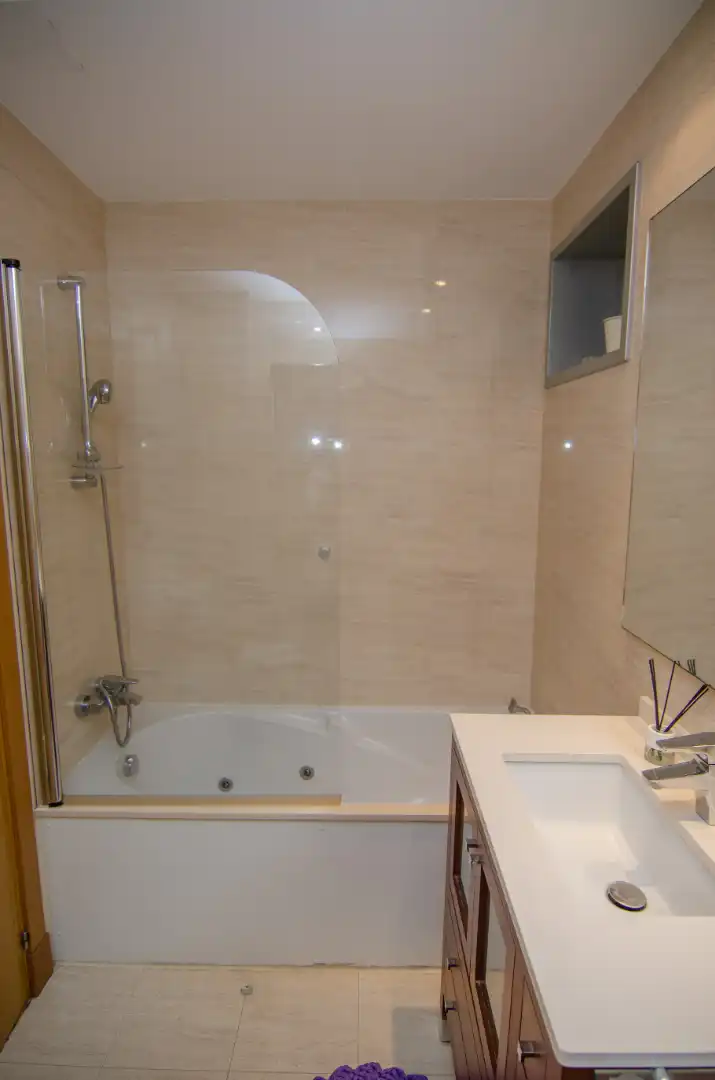 Baño de Piso de alquiler en A Coruña Capital  con Calefacción, Parquet y Terraza