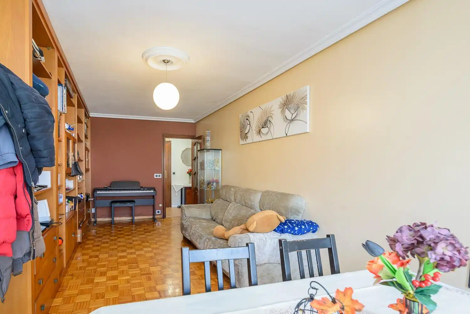Sala d'estar de Pis en venda en Oviedo  amb Calefacció, Terrassa i Traster