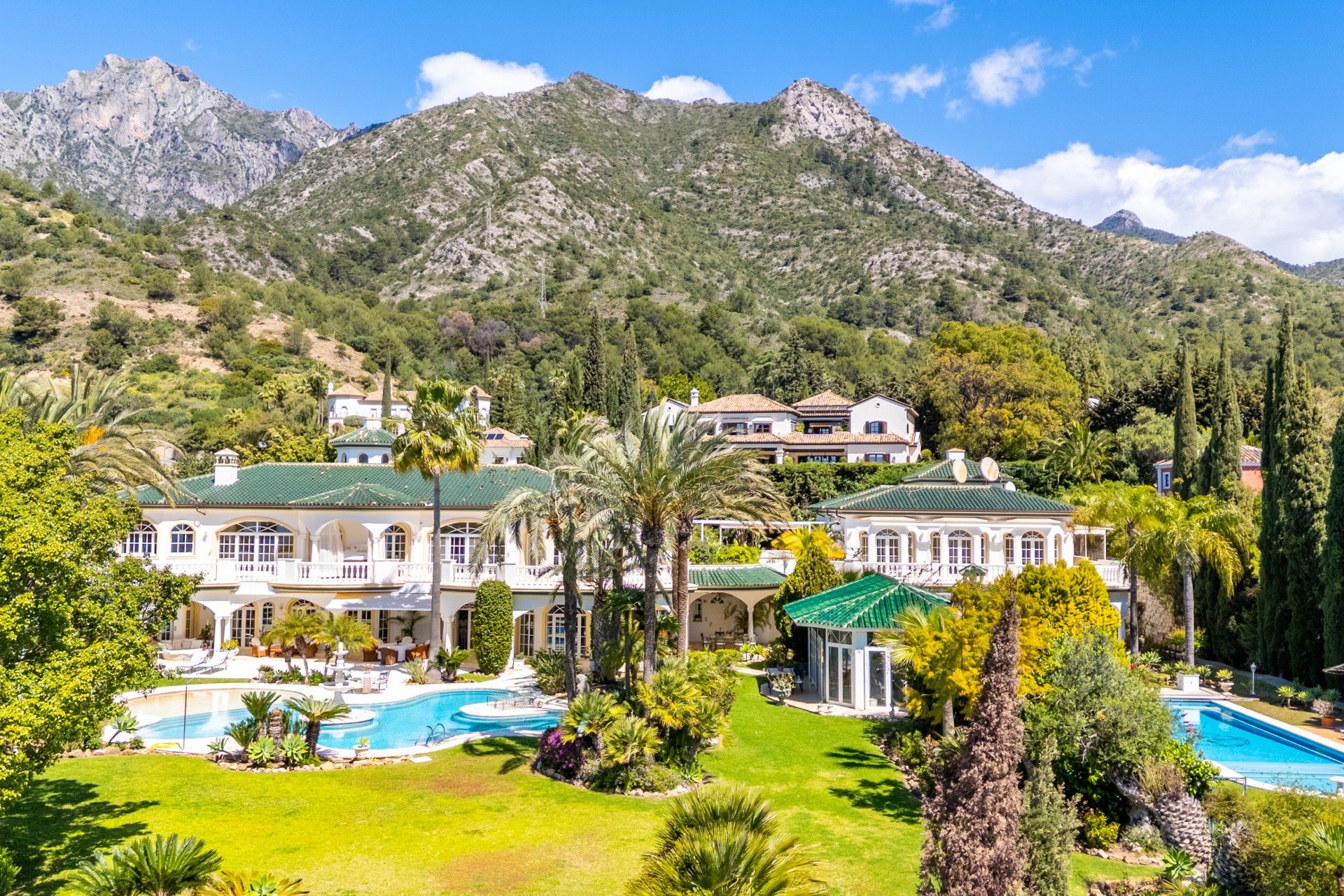 Vista exterior de Casa o xalet en venda en Marbella amb Aire condicionat, Calefacció i Jardí privat