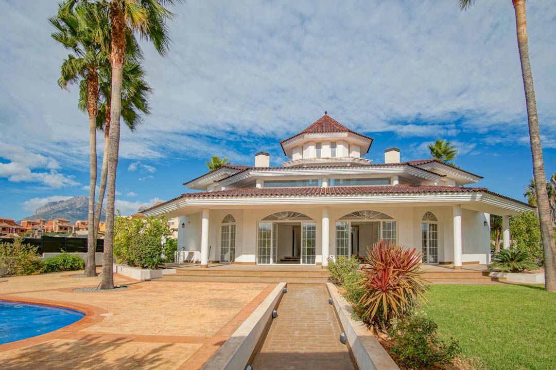 Vista exterior de Finca rústica en venda en L'Alfàs del Pi amb Piscina