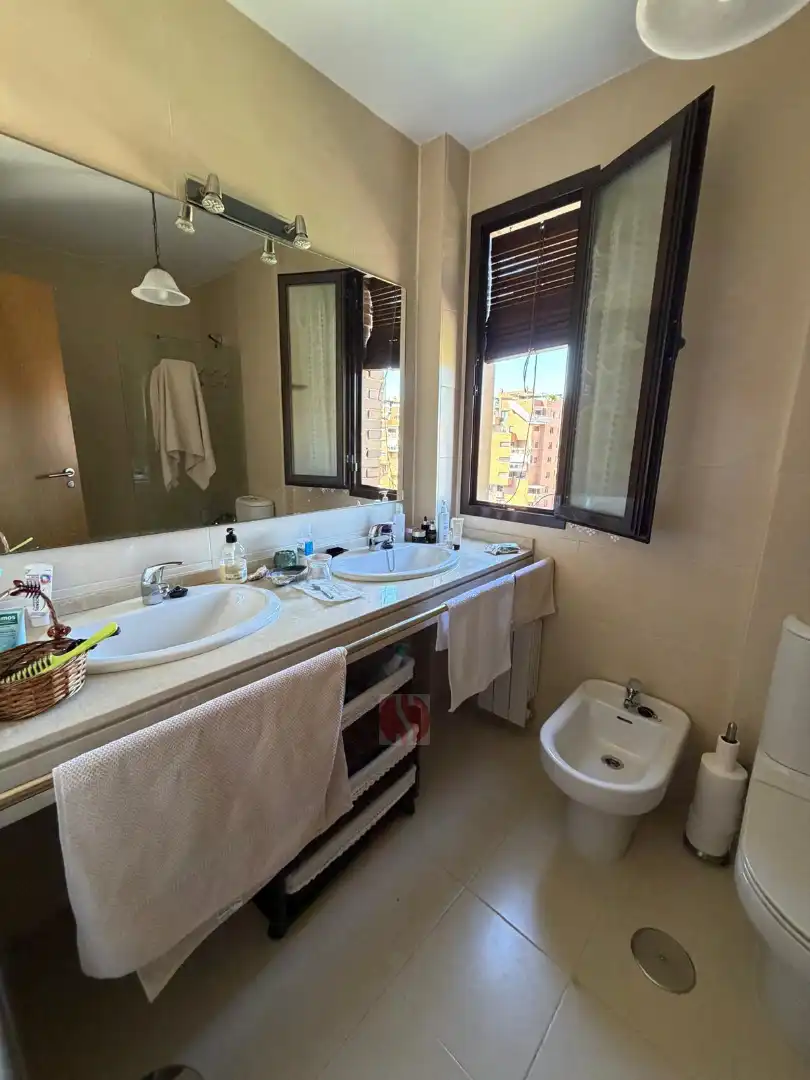 Baño de Ático en venta en Granada con Calefacción, Parquet y Terraza