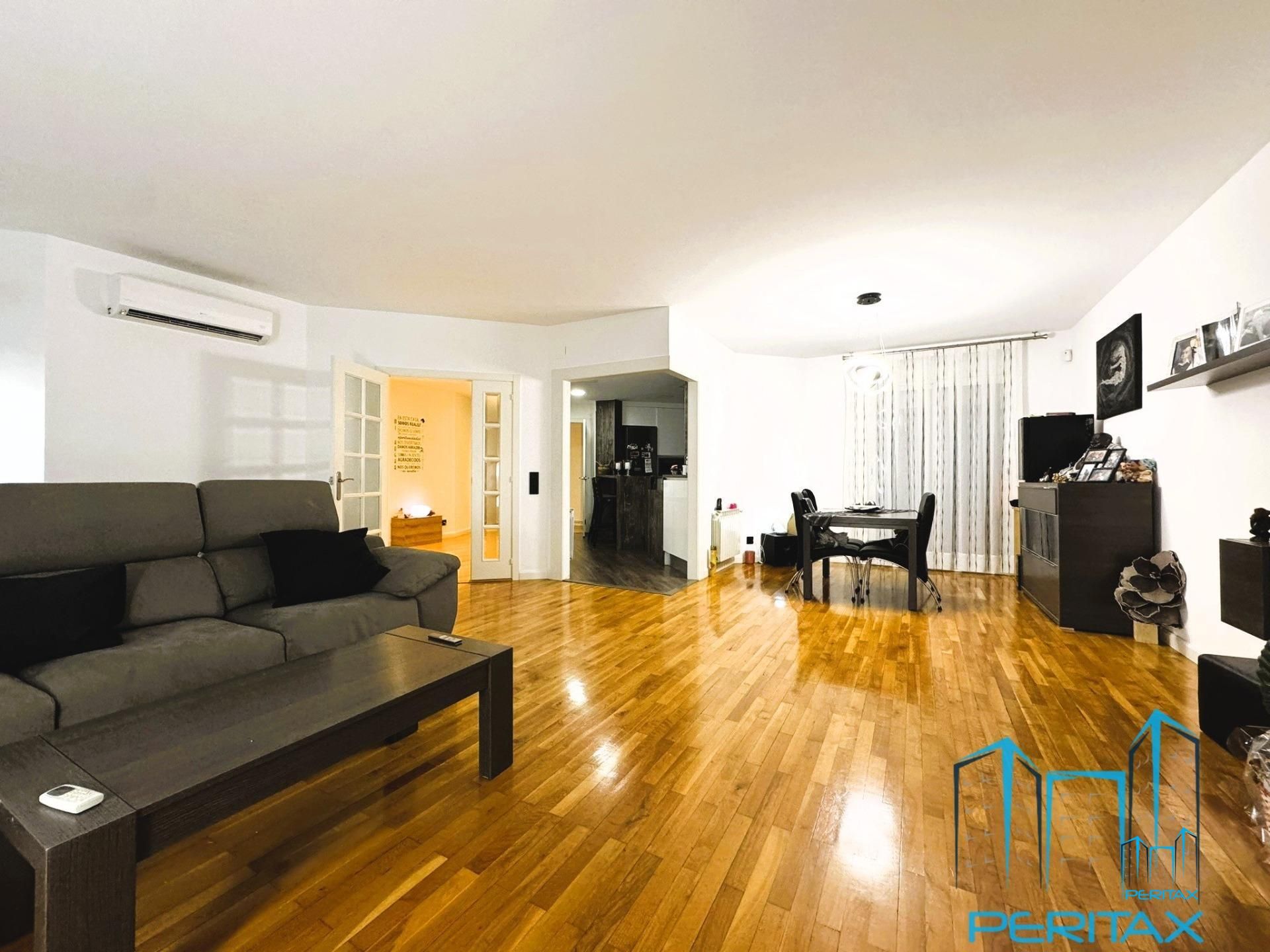 Living room of Flat for sale in Sabadell  with Air Conditioner, Heating and Parquet flooring