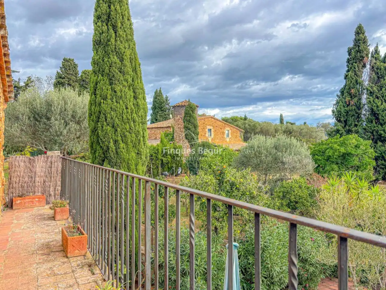 Vista exterior de Finca rústica en venda en Mont-ras amb Calefacció, Jardí privat i Terrassa