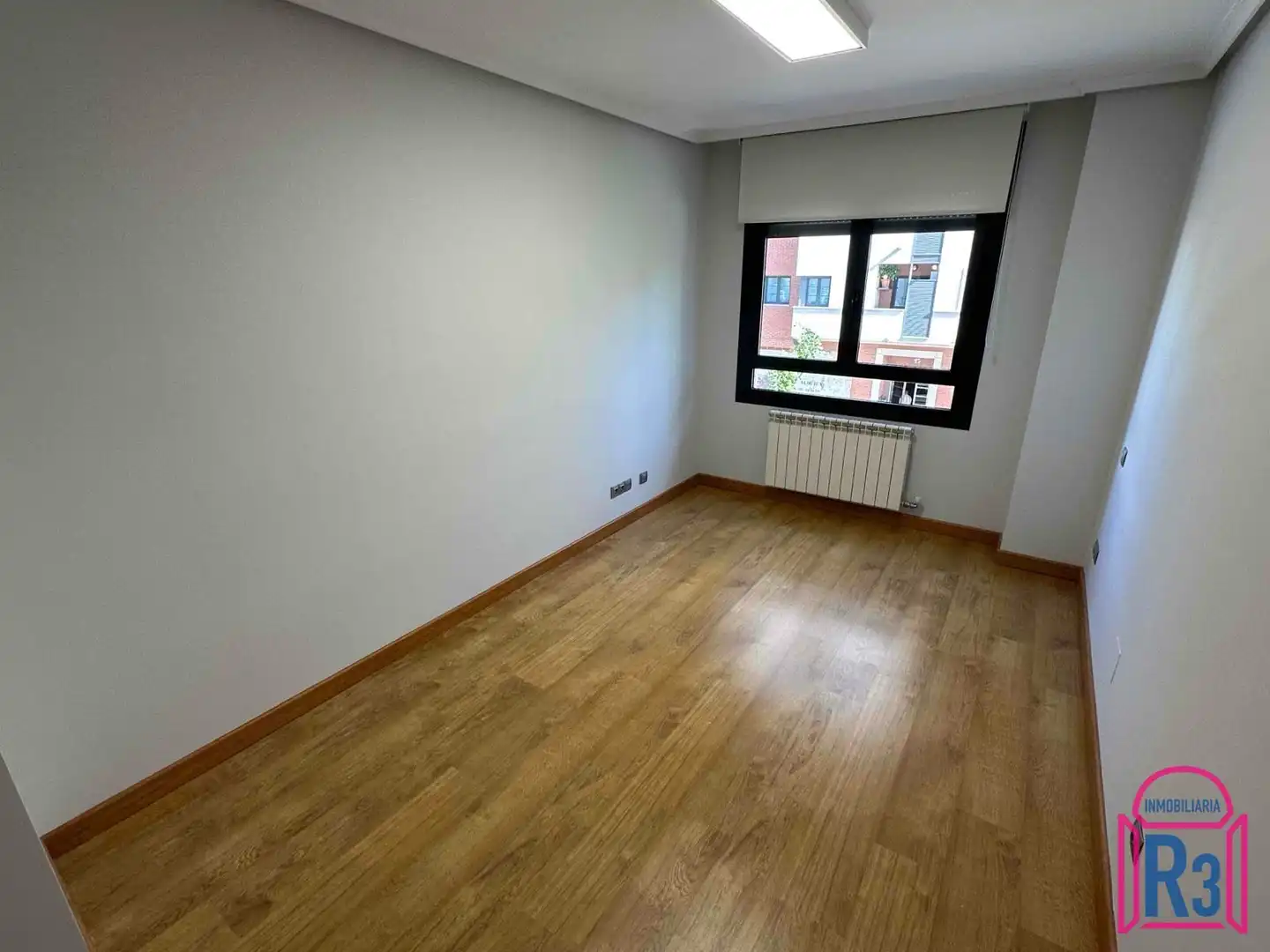 Habitación de Oficina de alquiler en León Capital  con Calefacción y Terraza