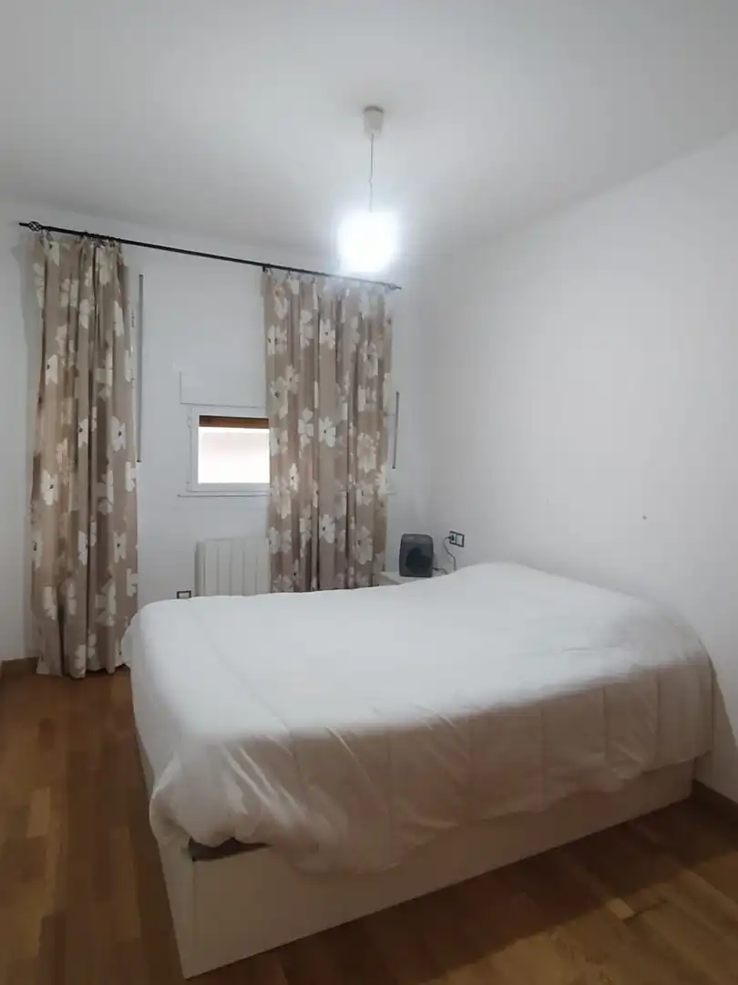 Habitación de Apartamento en venta en Cariño con Calefacción, Parquet y Amueblado