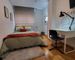 Dormitori de Apartament per a compartir en Alicante / Alacant amb Moblat, Forn i Rentadora