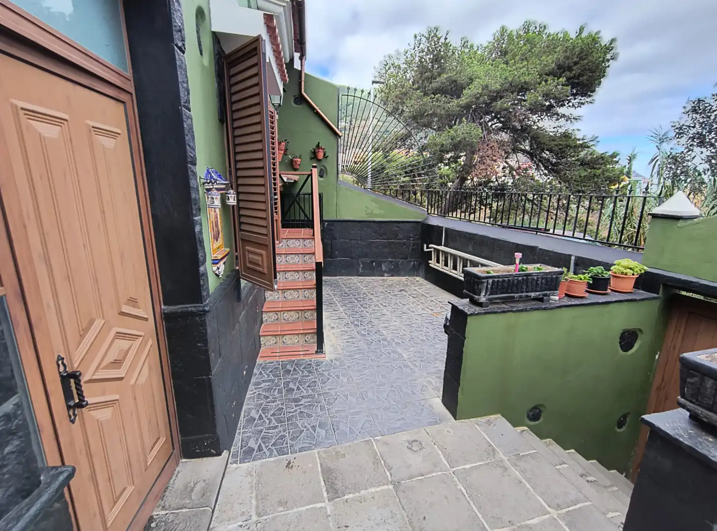 Vista exterior de Casa o chalet en venta en Los Realejos con Jardín privado, Terraza y Amueblado