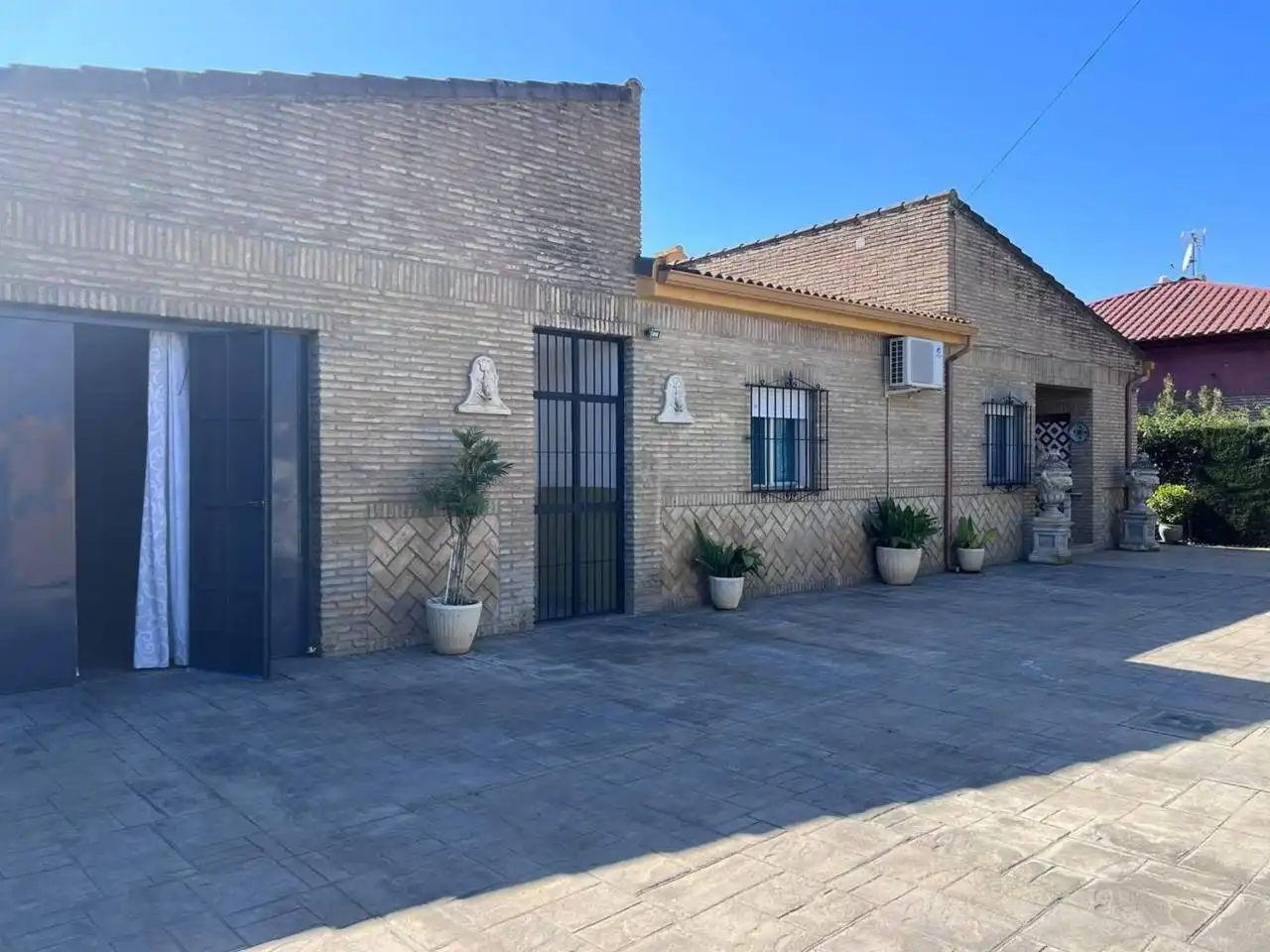 Vista exterior de Casa o xalet en venda en La Rinconada amb Aire condicionat, Jardí privat i Traster