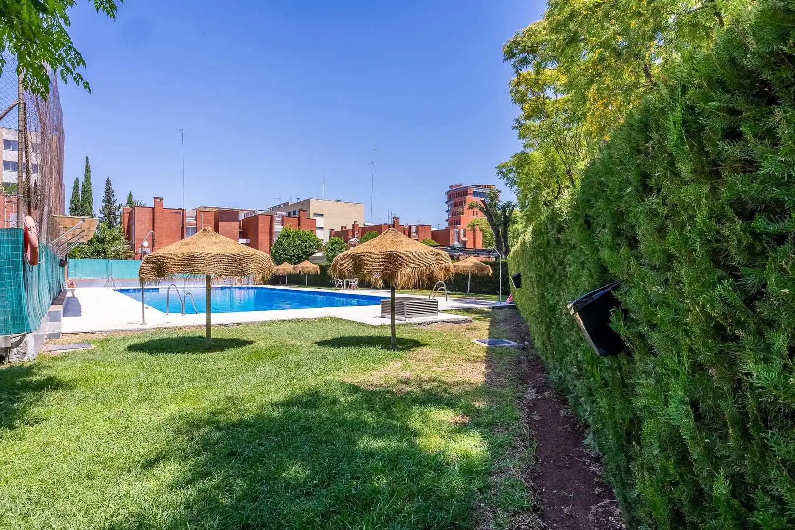 Piscina de Casa o chalet en venta en Sevilla con Aire acondicionado, Calefacción y Jardín privado