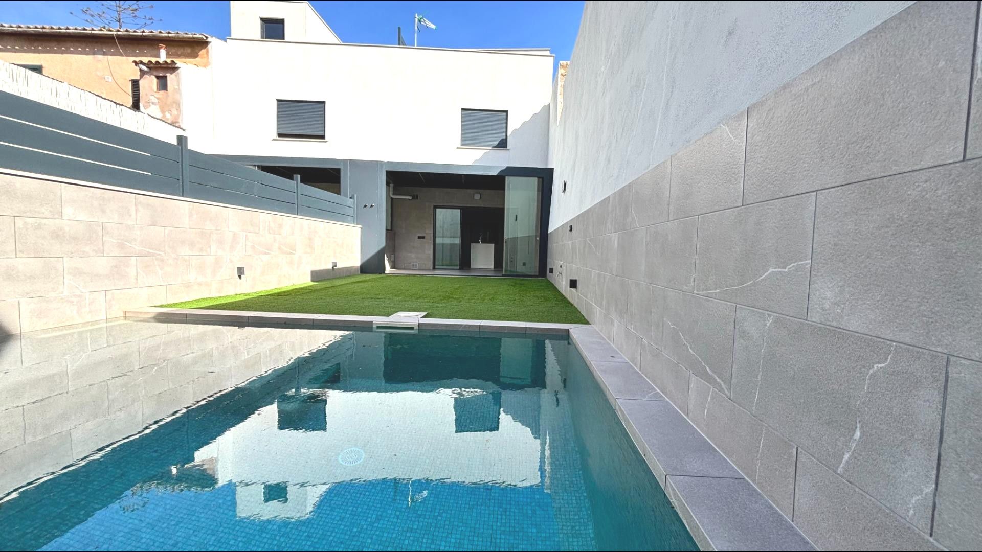 Schwimmbecken von Einfamilien-Reihenhaus zum Verkauf in  Palma de Mallorca mit Klimaanlage, Privatgarten und Terrasse