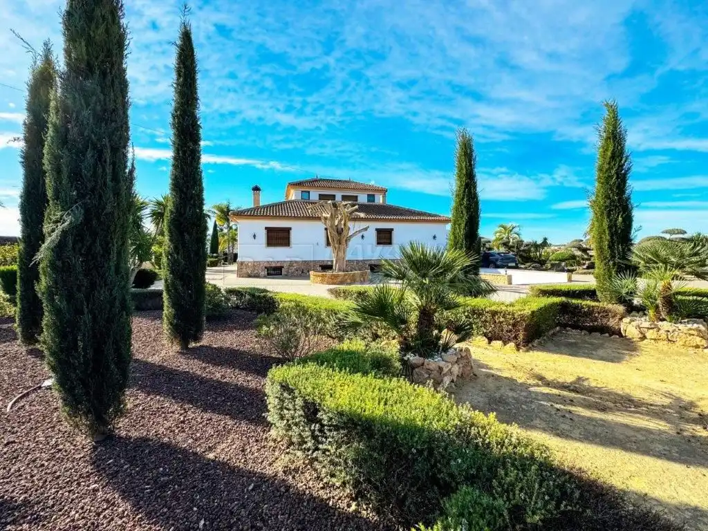 Vista exterior de Casa o xalet en venda en Orihuela amb Aire condicionat, Jardí privat i Traster