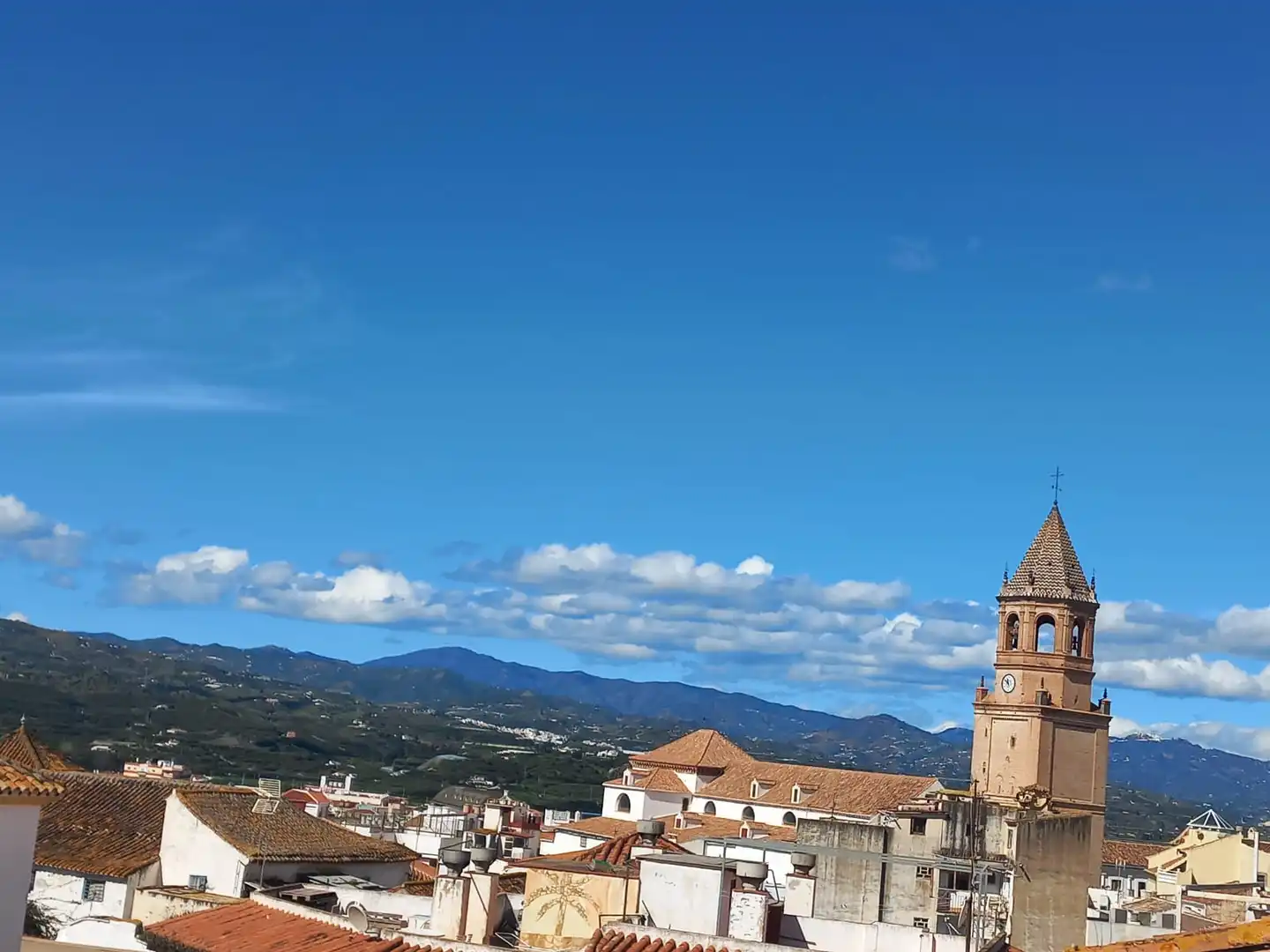 Außenansicht von Einfamilien-Reihenhaus zum Verkauf in Vélez-Málaga mit Terrasse und Abstellraum