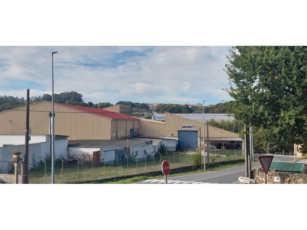 Außenansicht von Fabrikhallen zur Miete in Silleda