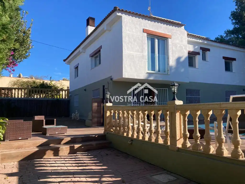 Vista exterior de Casa o xalet de lloguer en Torrent amb Jardí privat i Piscina