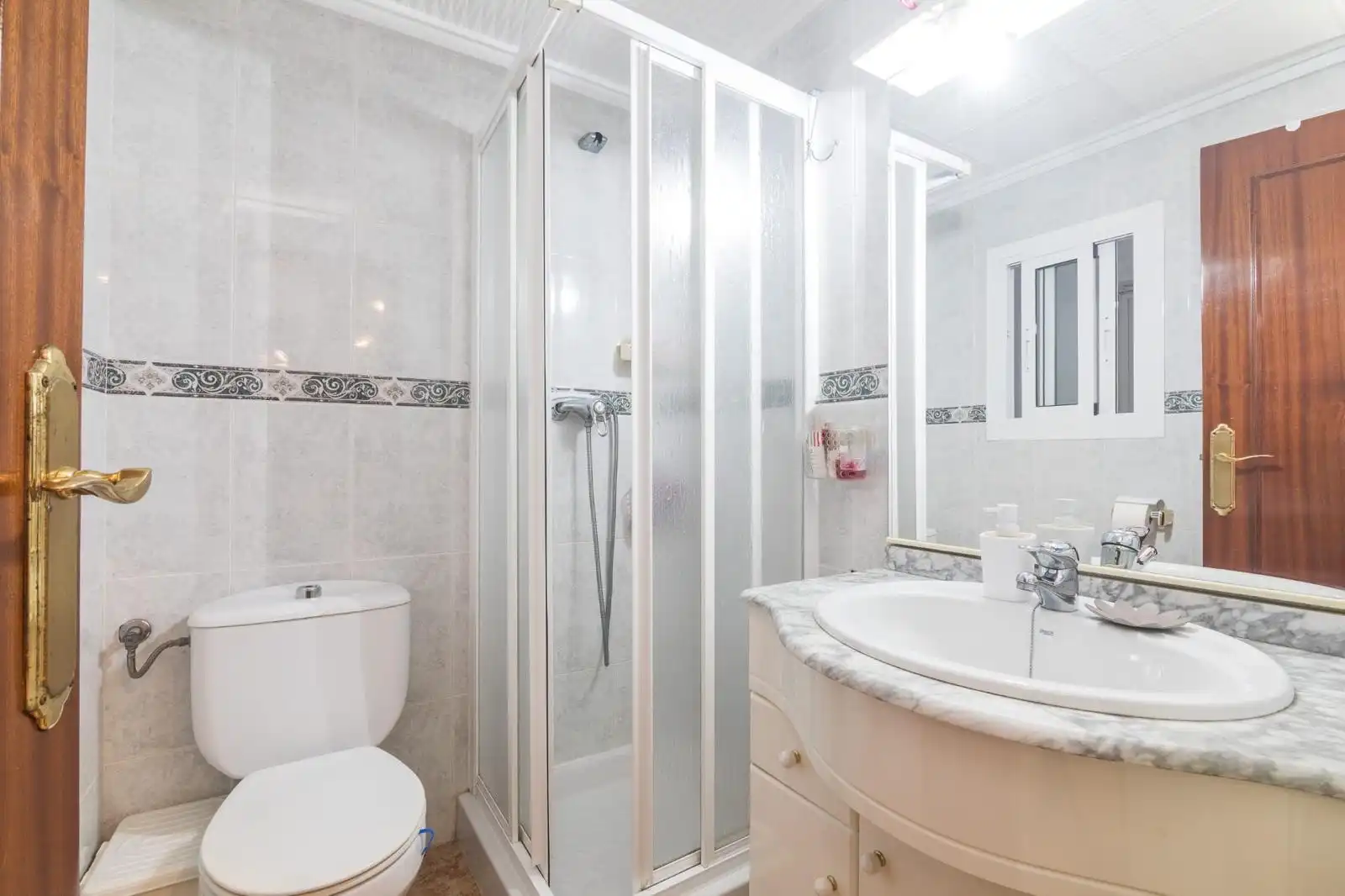 Bany de Apartament de lloguer en Torrevieja amb Calefacció, Terrassa i Moblat