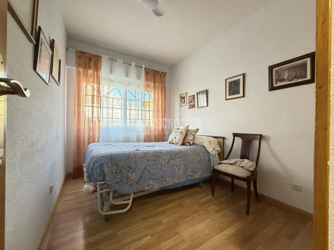 Dormitori de Casa adosada en venda en Velilla de San Antonio amb Aire condicionat, Calefacció i Jardí privat
