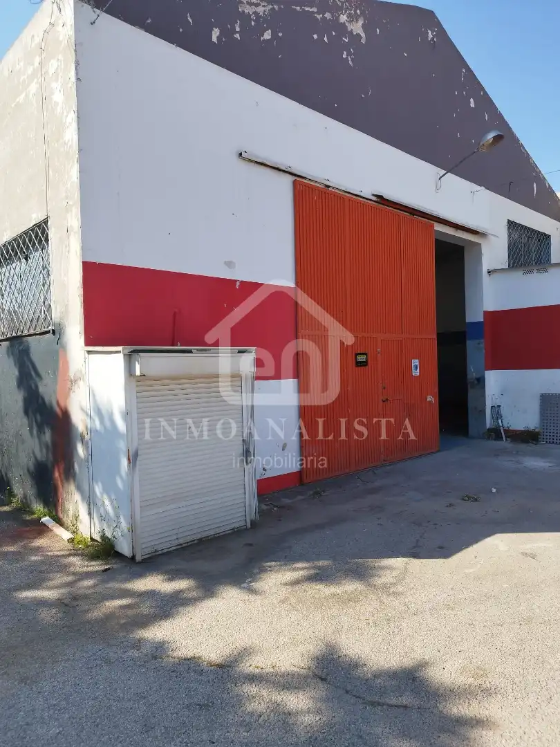 Außenansicht von Fabrikhallen zum Verkauf in Requena