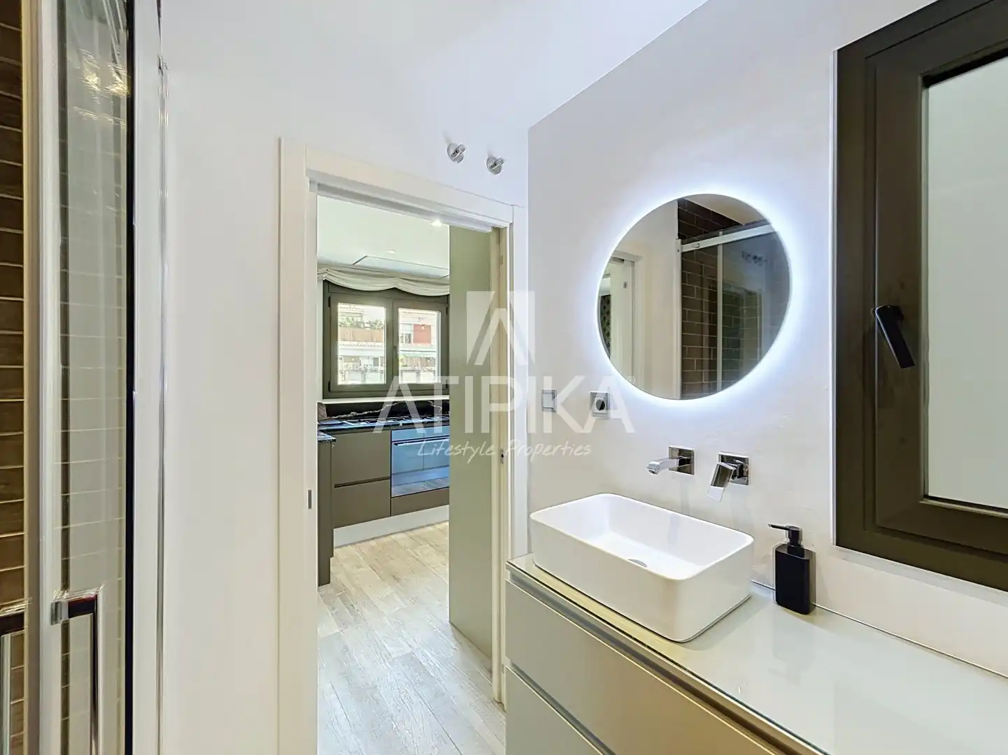Badezimmer von Dachboden zur Miete in Barcelona mit Klimaanlage, Heizung und Parkett
