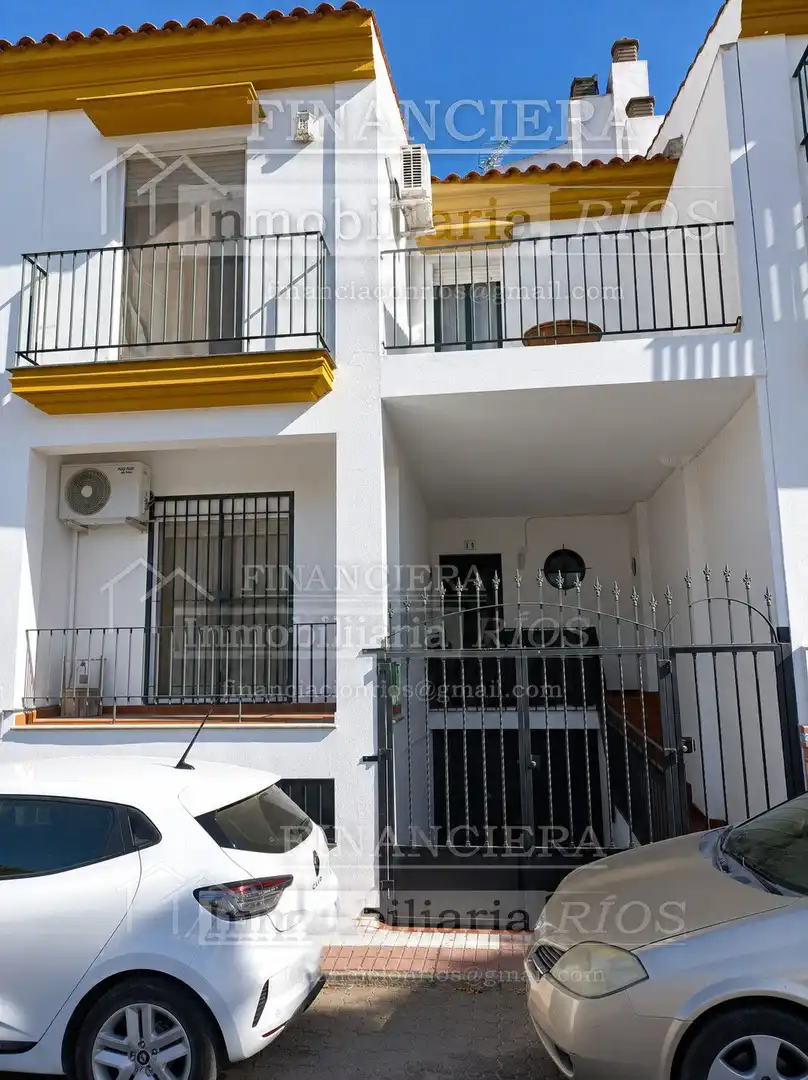Vista exterior de Casa o chalet en venta en Alcalá de Guadaira con Aire acondicionado, Terraza y Trastero