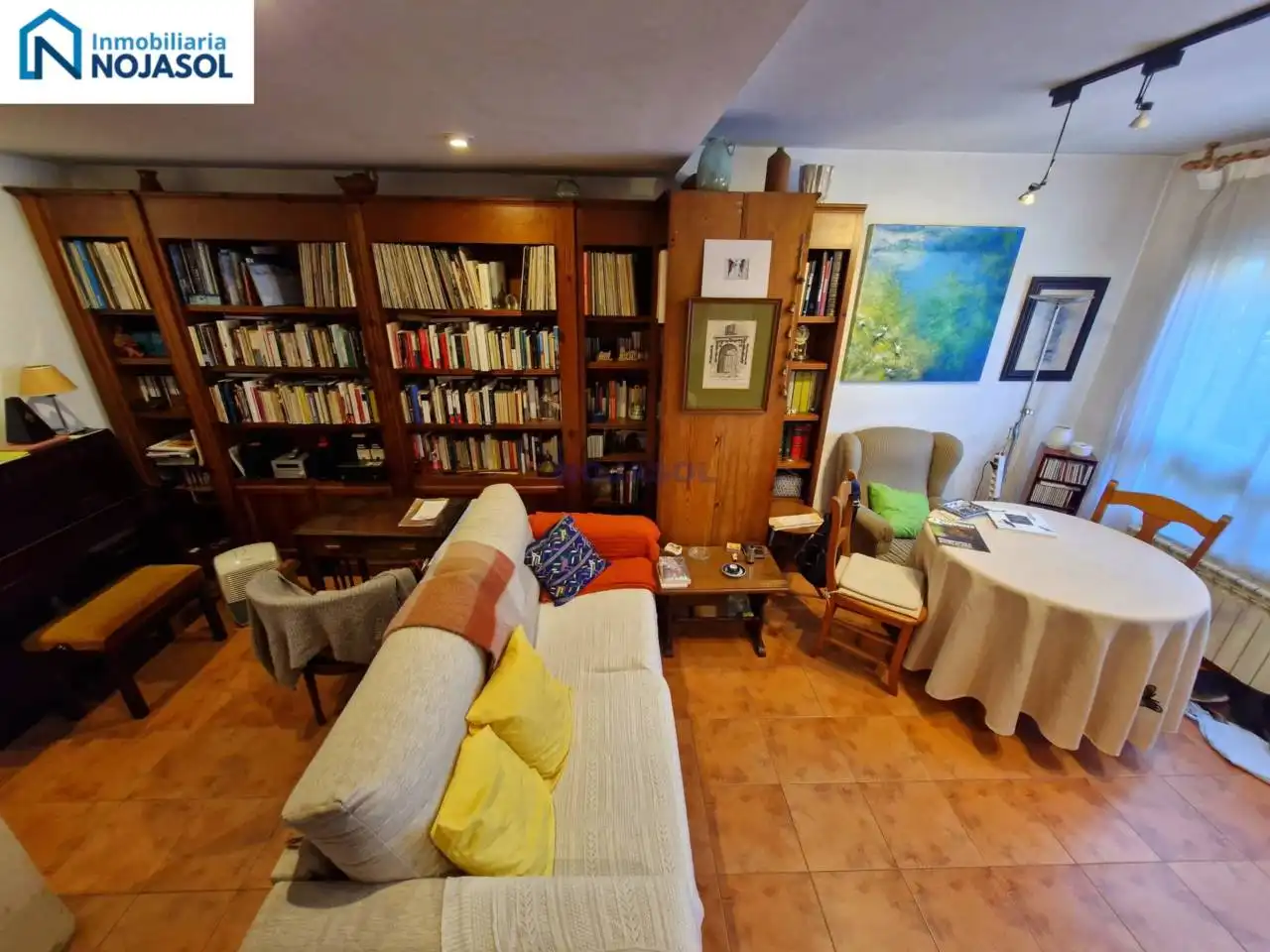 Sala d'estar de Casa adosada en venda en Escalante amb Calefacció, Jardí privat i Parquet