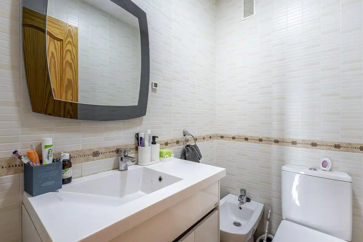 Bathroom of Flat for sale in Granada  with Air Conditioner and Terrace