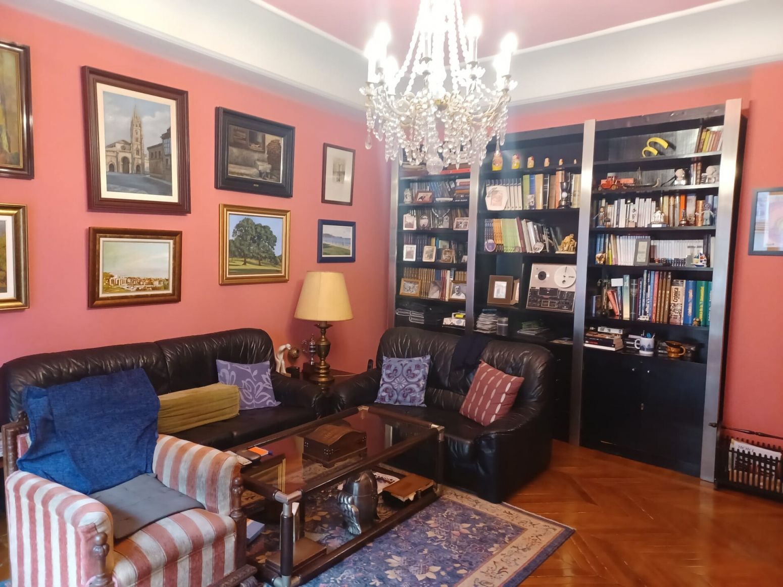 Sala d'estar de Pis en venda en Oviedo  amb Parquet, Terrassa i Traster