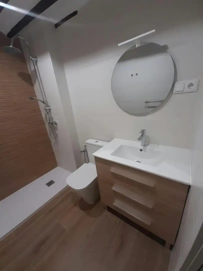 Bany de Apartament de lloguer en Úbeda amb Aire condicionat, Calefacció i Moblat