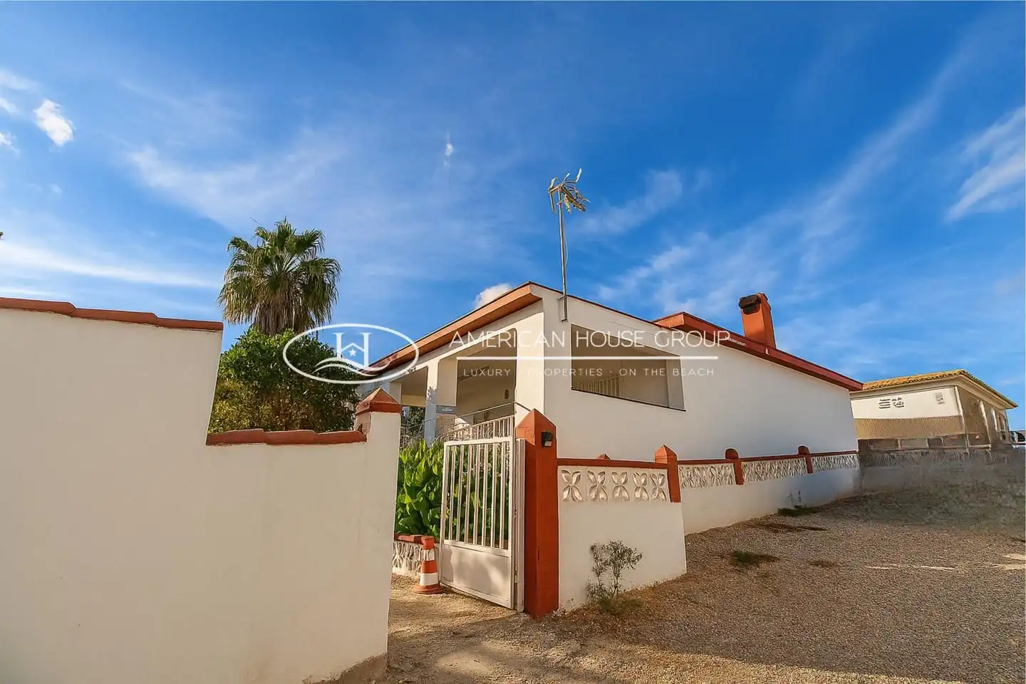 Vista exterior de Casa o xalet en venda en Chiclana de la Frontera amb Aire condicionat, Jardí privat i Terrassa