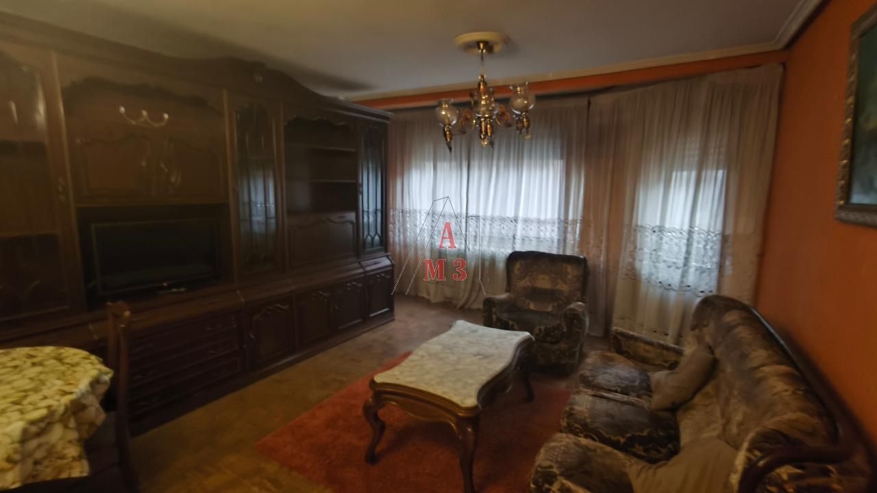 Dormitori de Pis en venda en León Capital  amb Calefacció, Parquet i Terrassa