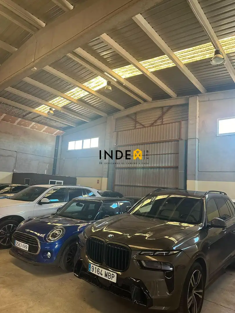 Parkplatz von Fabrikhallen zur Miete in Vilanova i la Geltrú