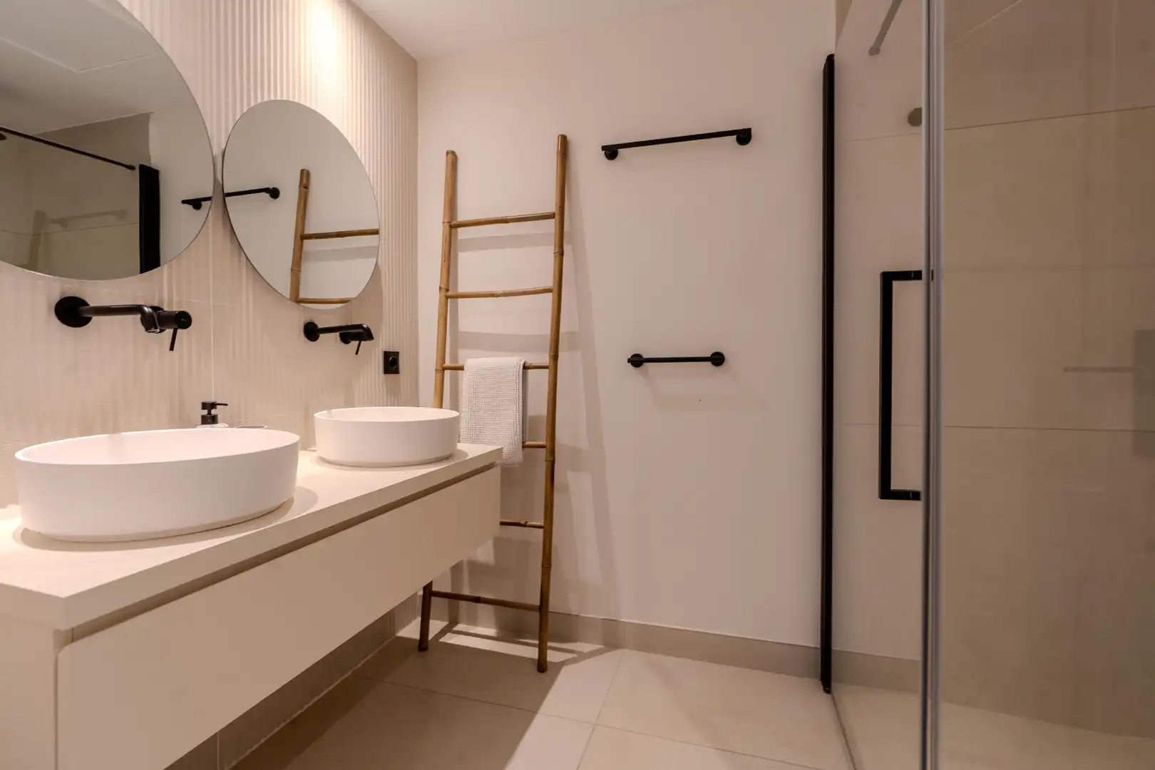 Baño de Apartamento de alquiler en Benahavís con Aire acondicionado, Terraza y Piscina