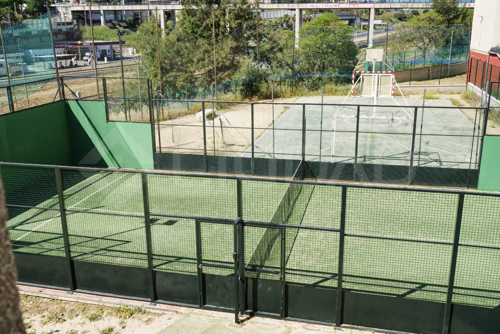 Vista exterior de Pis en venda en San Juan de Aznalfarache amb Aire condicionat i Piscina comunitària