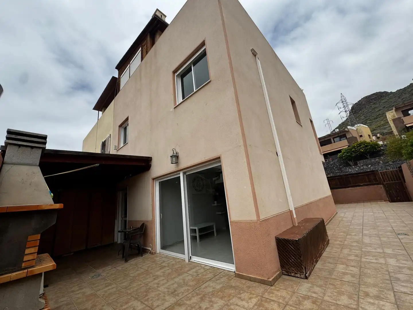 Außenansicht von Einfamilien-Reihenhaus zum Verkauf in Adeje mit Terrasse