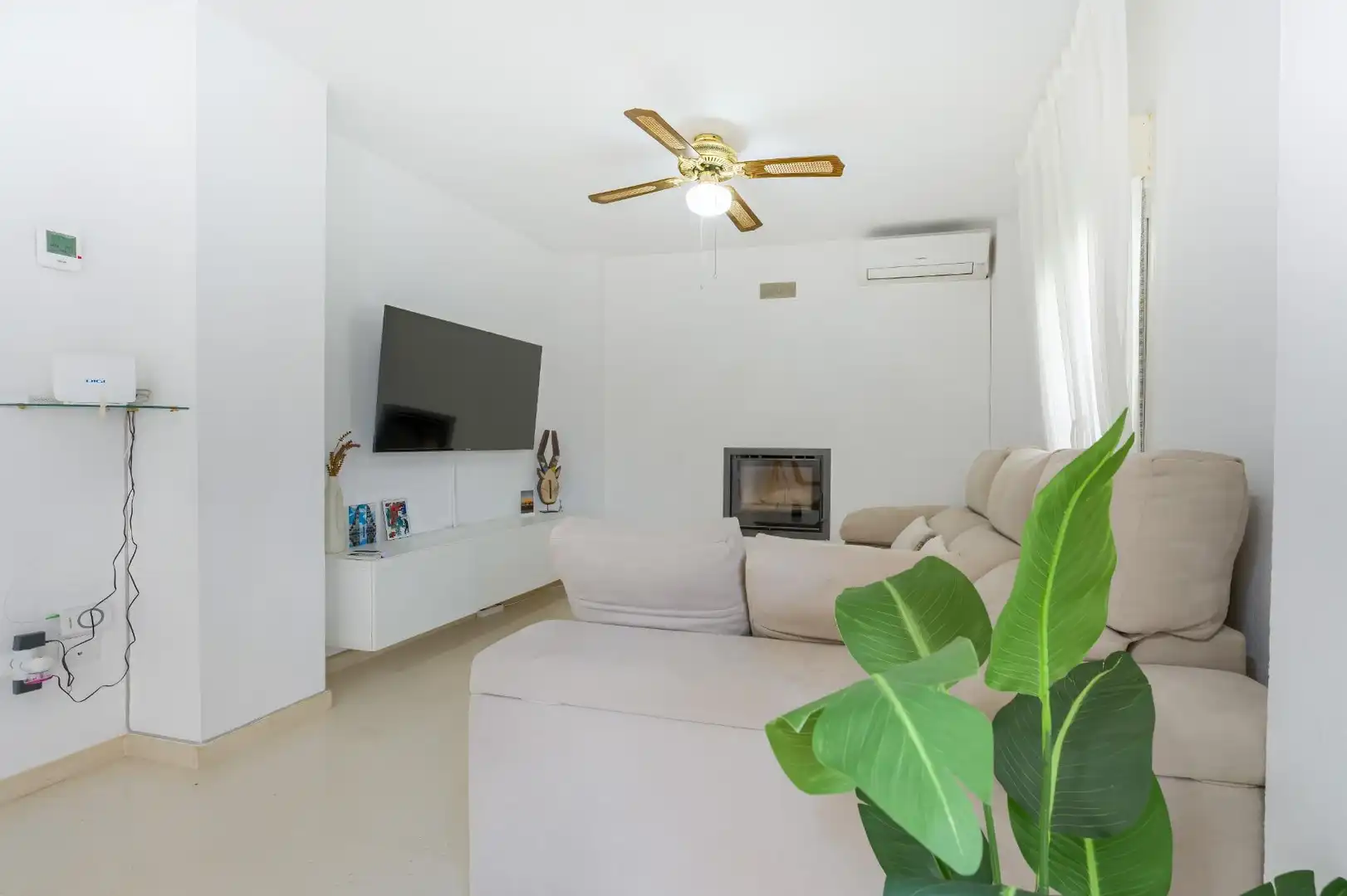 Sala d'estar de Casa adosada en venda en Espartinas amb Aire condicionat, Calefacció i Jardí privat