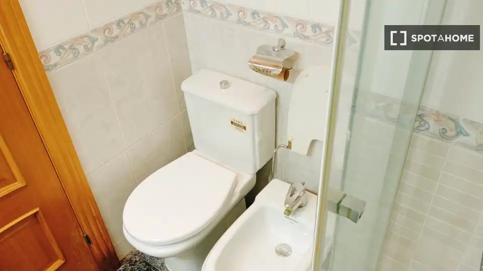 Bathroom of Flat for share in Barcelona  with Air Conditioner, Heating and Furnished