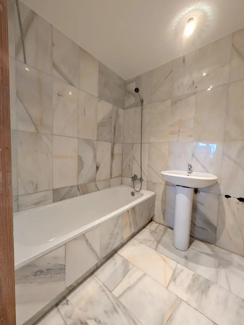 Bany de Dúplex en venda en Estepona amb Terrassa, Internet i Piscina comunitària
